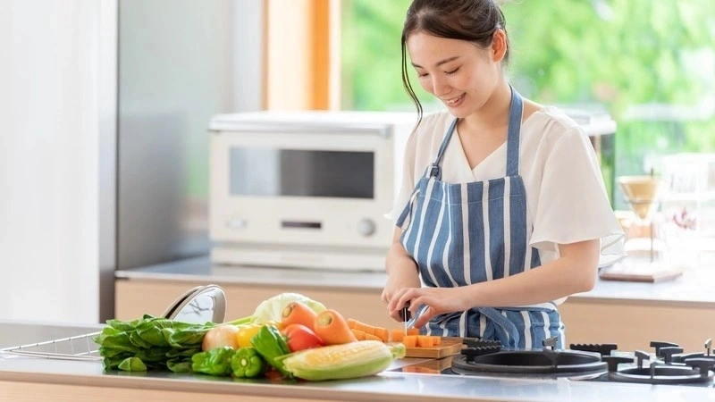Cách khắc phục khi mẹ bầu tăng cân nhanh là điều chỉnh chế độ ăn uống