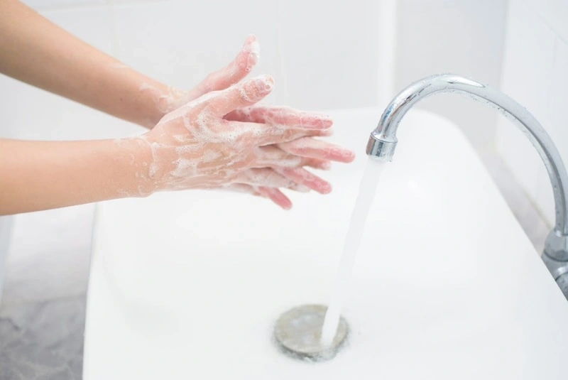 Ngoài quan tâm nhiệt độ pha sữa cho trẻ sơ sinh, mẹ cũng cần lưu ý rửa tay thật sạch trước khi pha sữa.