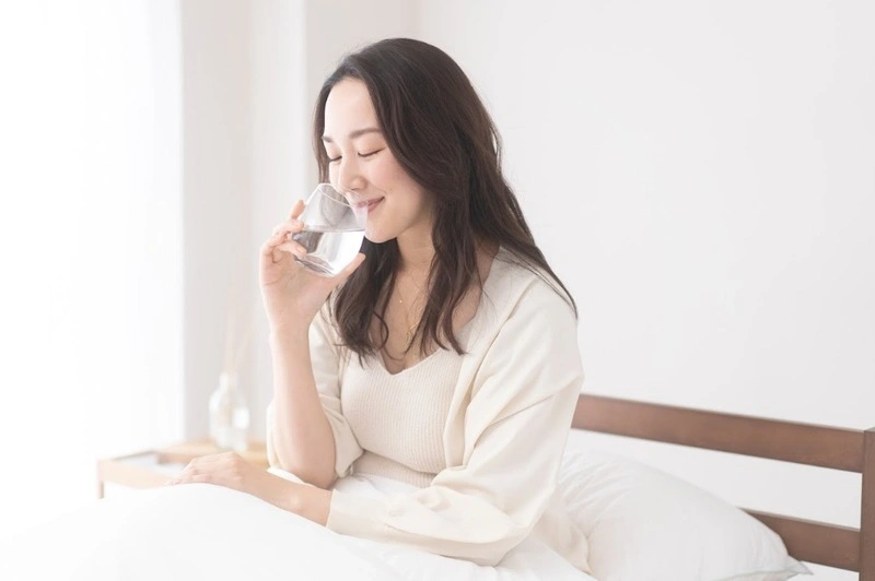 Mẹ sau sinh uống nước khoảng 2 lít mỗi ngày