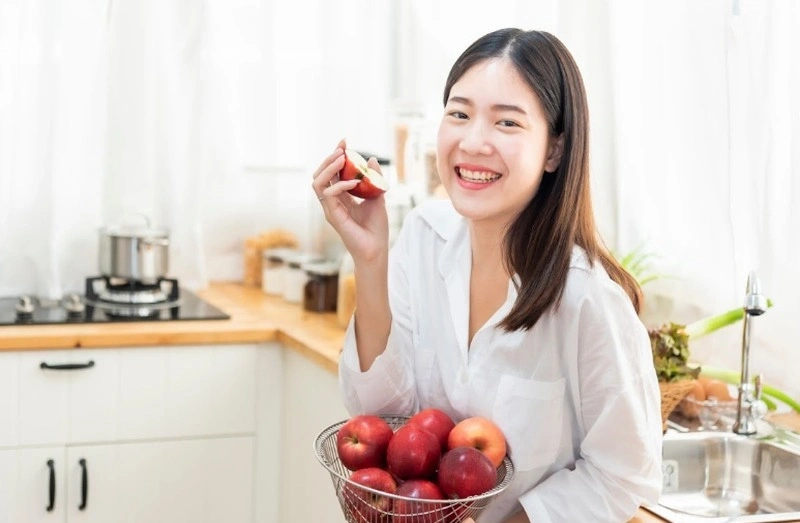 Mẹ sau sinh nên rửa sạch trái cây trước khi ăn