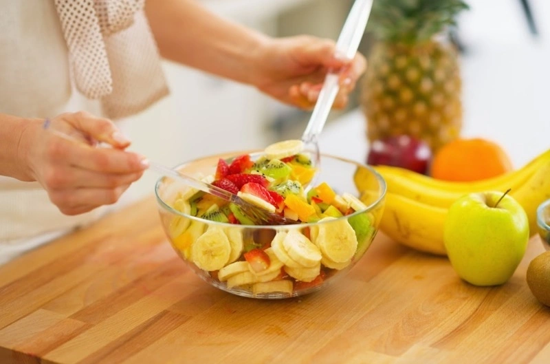 Việc nắm rõ mẹ sau sinh ăn được trái cây gì rất quan trọng để xây dựng thực đơn phù hợp cho mẹ.