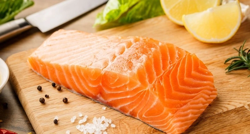 Phụ nữ sau sinh nên ăn cá hồi