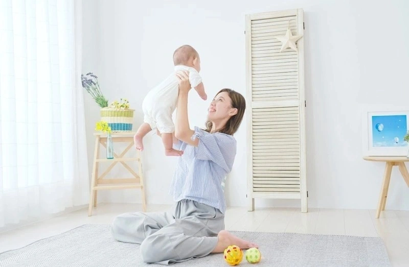 Dành thời gian vui chơi trong các giai đoạn phát triển của trẻ sơ sinh