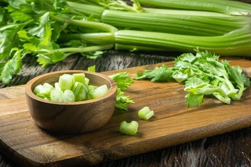 Rau cải cúc là một trong những loại rau tốt cho bà bầu 3 tháng đầu