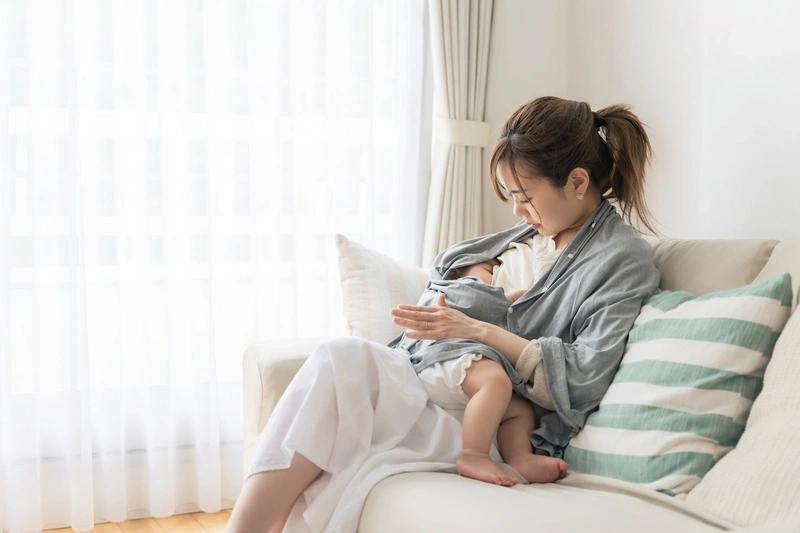 Rơ lưỡi cho trẻ sơ sinh bú mẹ