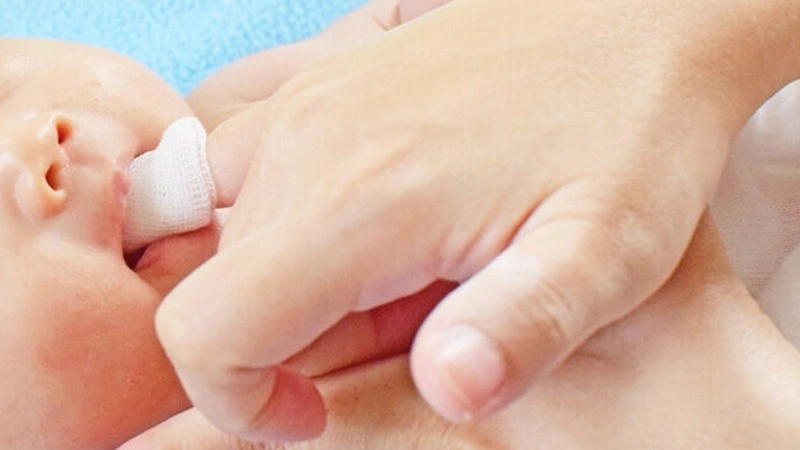 Vệ sinh lưỡi cho trẻ sơ sinh