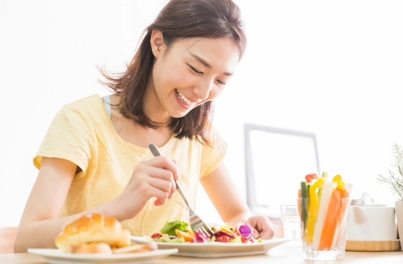 Mẹ sau sinh nên ăn nhiều rau xanh và trái cây mỗi ngày