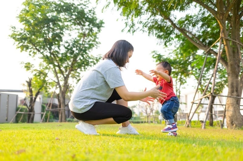 Vận động ngoài trời góp phần hỗ trợ sự phát triển của trẻ 22 tháng tuổi.