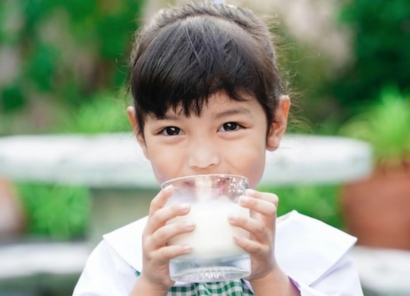 Sữa đêm cho bé giúp con no lâu và ngủ ngon hơn