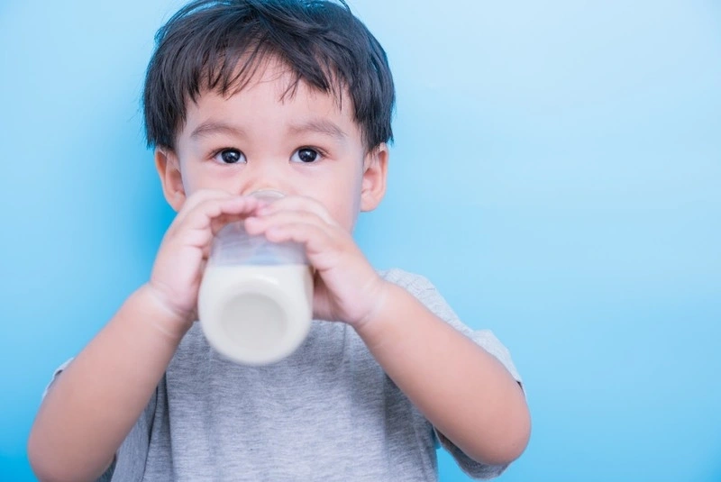Sữa đêm cho bé 1 tuổi hay trẻ nói chung cần chọn công thức dễ tiêu