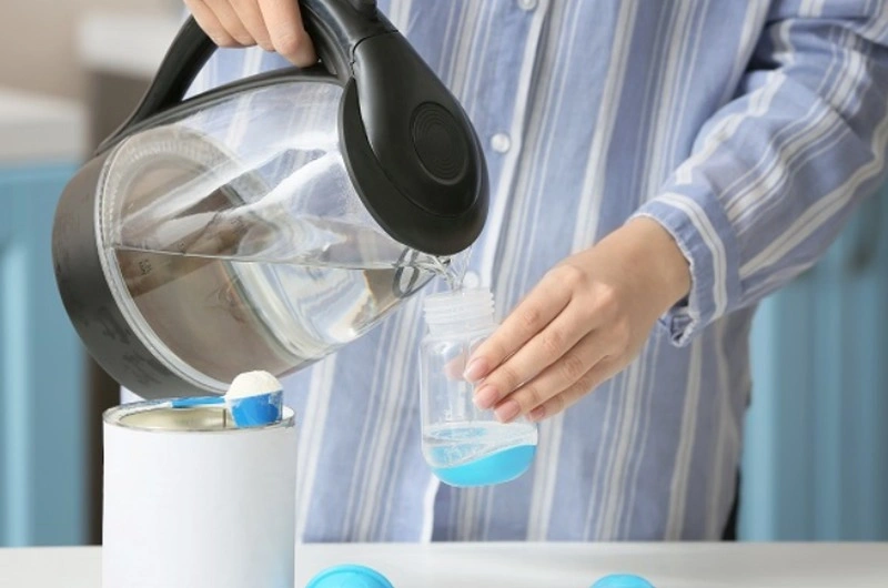 Pha sữa đêm cho bé trên 1 tuổi đúng cách để con hấp thu tốt