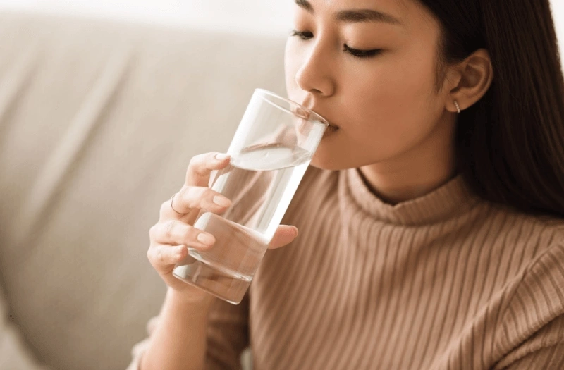 Để sữa mẹ có vị bình thường nên bổ sung đủ nước mỗi ngày