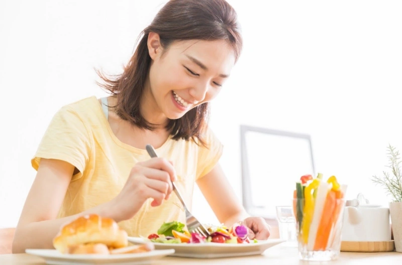 Nếu sữa mẹ loãng, mẹ nên ăn uống đầy đủ và đa dạng thực phẩm