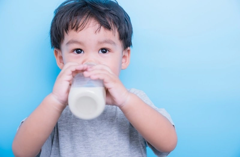 Theo dõi phản ứng của con khi dùng sữa tăng cân cho trẻ 1 tuổi