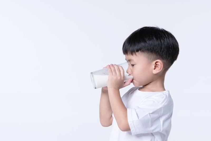 Sữa nên có trong thực đơn cho bé 3 4 tuổi biếng ăn, giúp bổ sung dưỡng chất cần thiết.