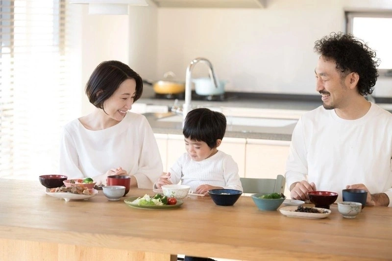 Tạo không khí ăn uống vui vẻ sẽ giúp trẻ 3-5 tuổi hào hứng ăn ngon miệng hơn.