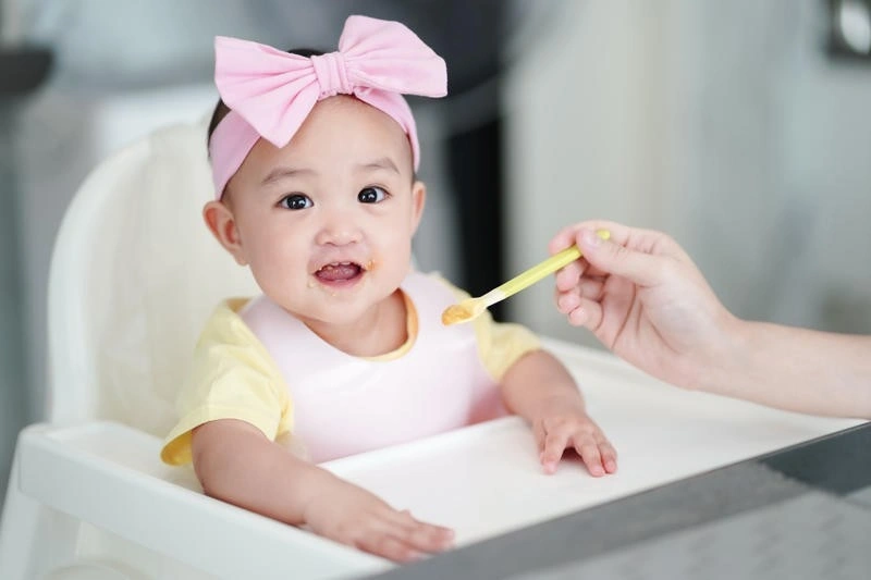 Bé 10 tháng ăn cơm nát được chưa