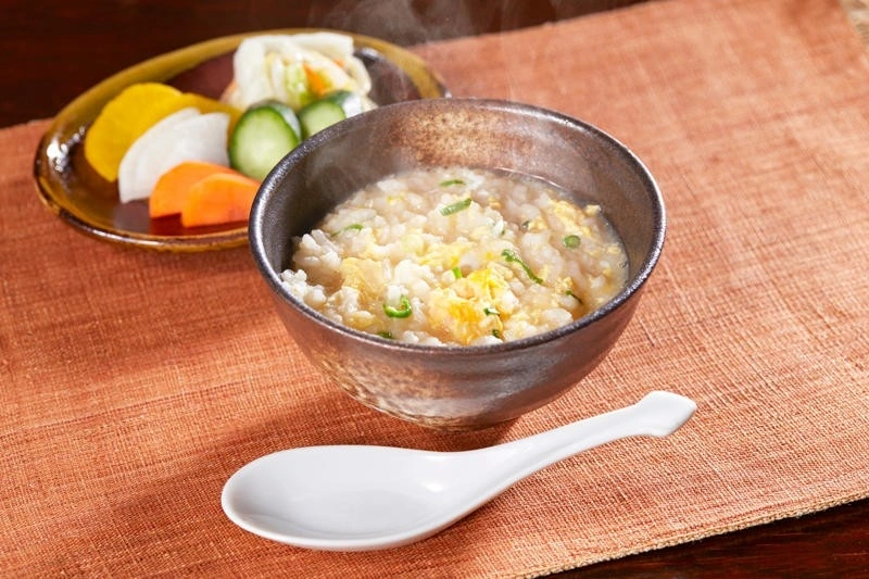 Cơm nát với trứng chiên cho bé 9 tháng