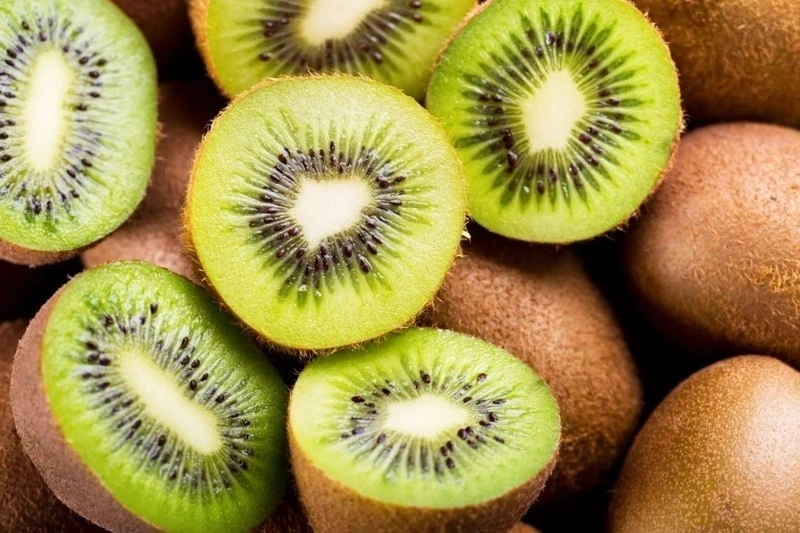 Kiwi là trái cây tốt cho mẹ bầu 3 tháng giữa giúp tăng đề kháng, ngứa táo bón.