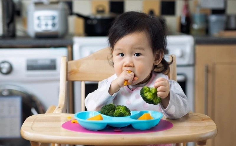 Trẻ 17 tháng đã có thể tự tay xúc hoặc bốc đồ ăn