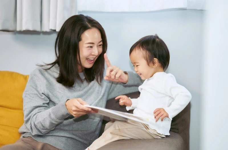 Mẹ nên dành thời gian trò chuyện và vui chơi cùng trẻ 17 tháng tuổi