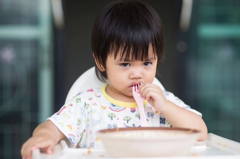 Trẻ 18 tháng chưa biết nói do đâu