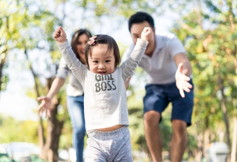 Bé 20 tháng biết làm gì? Trẻ có thể chạy quãng ngắn, tự leo cầu thang,...