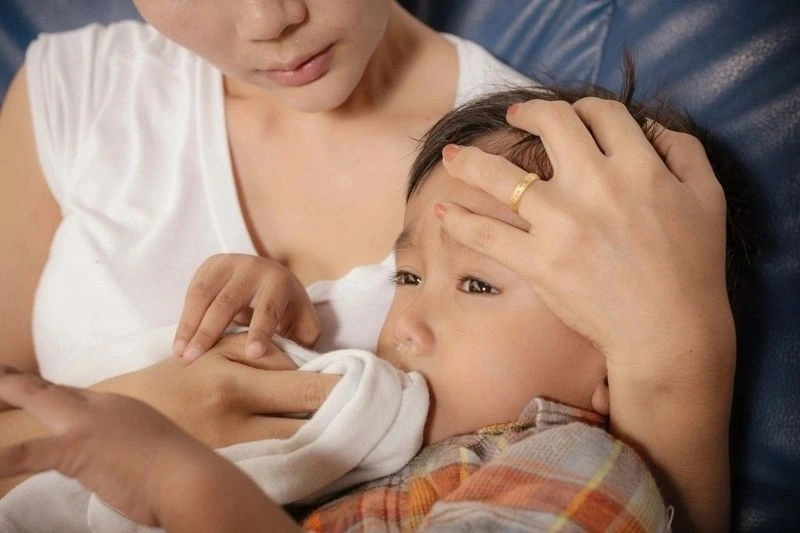 Trẻ 3 tuổi bị nôn về đêm có thể là từ các nguyên nhân sinh lý