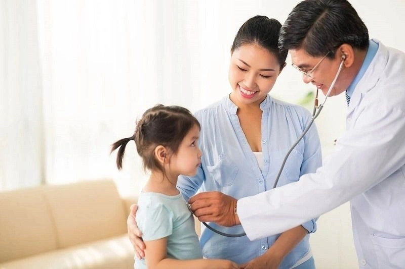Trẻ 3 tuổi bị ho và nôn về đêm kéo dài mẹ nên đưa đi thăm khám