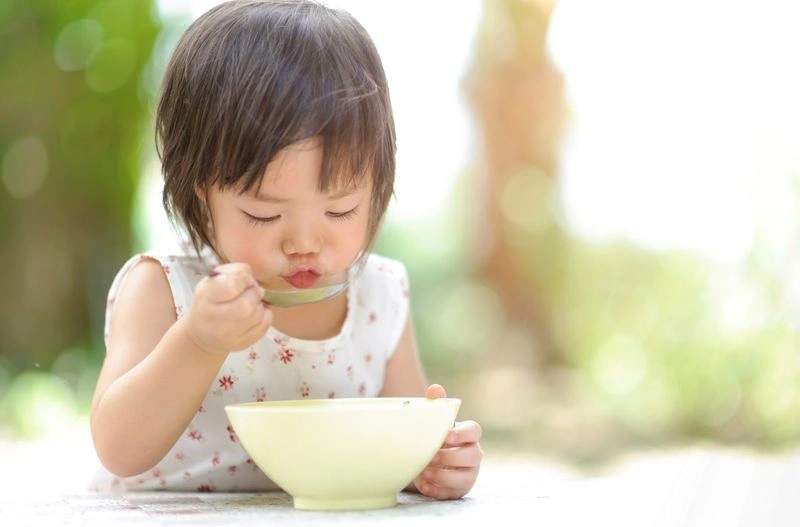 Xây dựng chế độ ăn cân đối để hạn chế trẻ 3 tuổi bị ho và nôn về đêm
