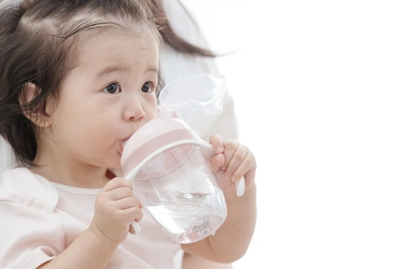 Mẹ cho trẻ 3 tuổi bị nôn nhiều không sốt uống nước