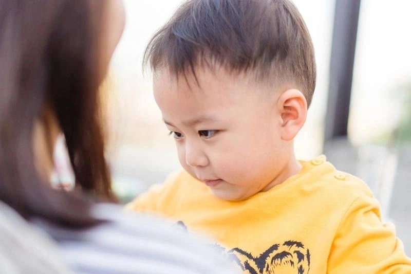 Trẻ 3 tuổi chậm nói do thiếu tương tác với bạn bè, mọi người xung quanh
