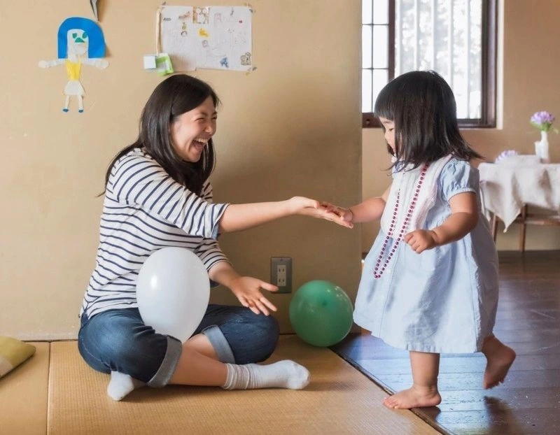 Cách dạy trẻ 3 tuổi chậm nói là thường xuyên trò chuyện thường xuyên với con