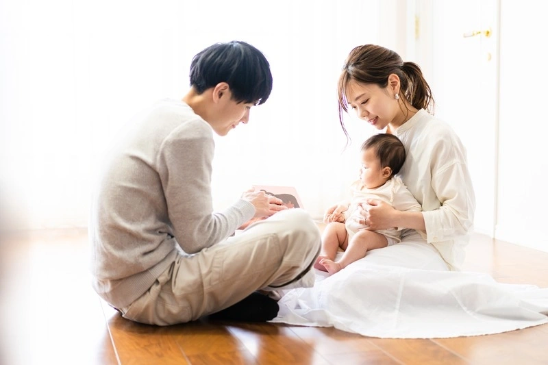 Các dấu hiệu tập ngồi như trẻ biết lật, nâng đầu khi nằm sấp…