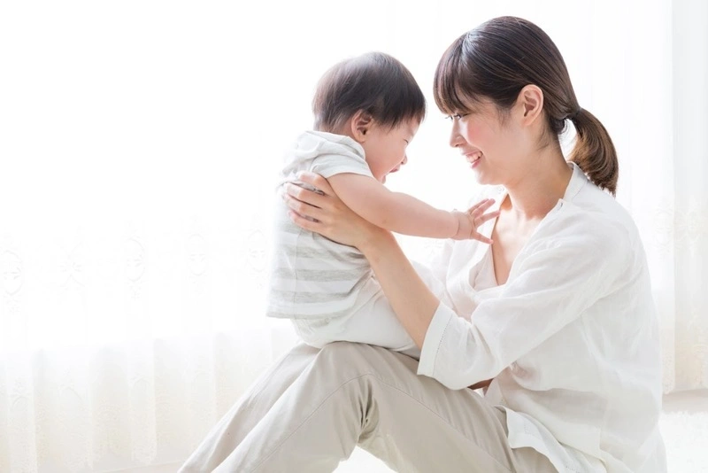 Bé 5 tháng biết làm gì