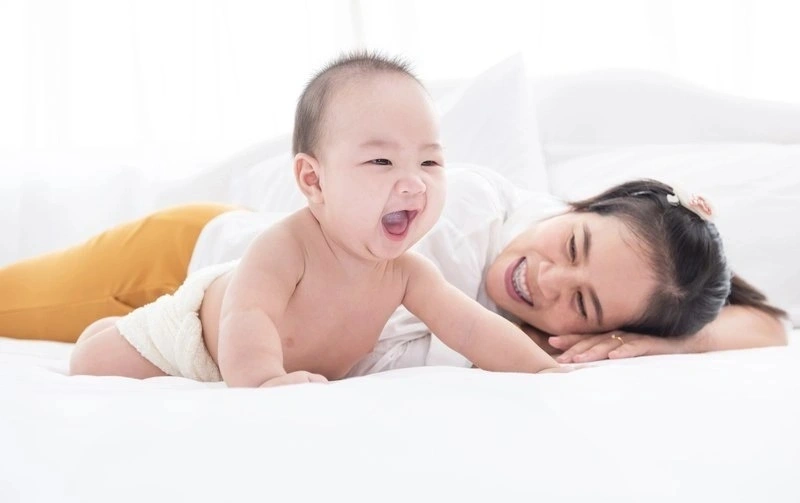 Em bé 6 tháng biết làm gì thì bé đã biết vui khi nhìn thấy người quen.