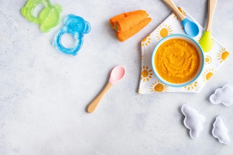 Ngoài theo dõi sự phát triển của trẻ 6 tháng tuổi, mẹ cùng cần chú ý đến chế độ ăn của con.