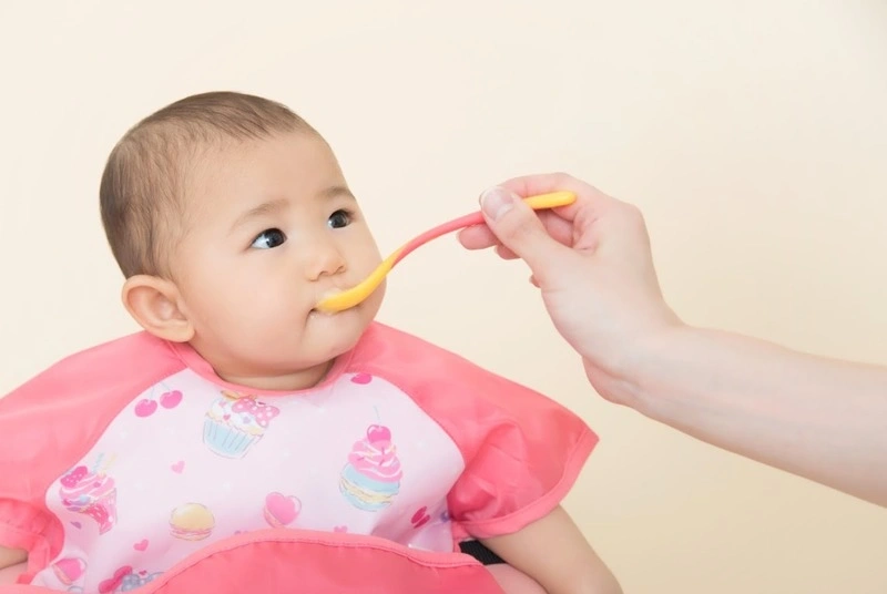 Giải đáp trẻ 7 tháng ăn được gì đó là bột đặc hoặc thức ăn nghiền.