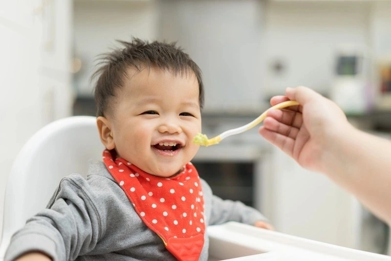 Sau khi biết bé 7 tháng ăn được những gì mẹ cũng nên lưu ý cho trẻ ăn dặm đúng cách.