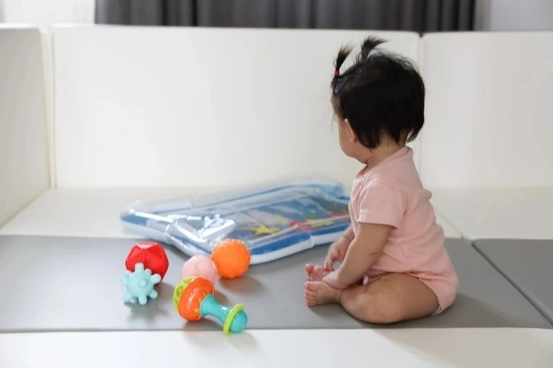 trẻ 8 tháng tuổi biết làm gì là có thể tự ngồi dậy