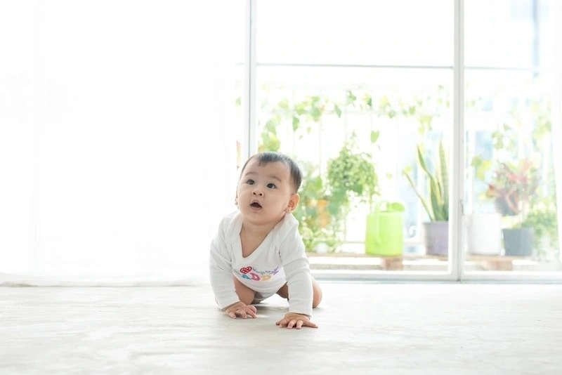 bé 8 tháng biết làm gì là thấy vật ở xa