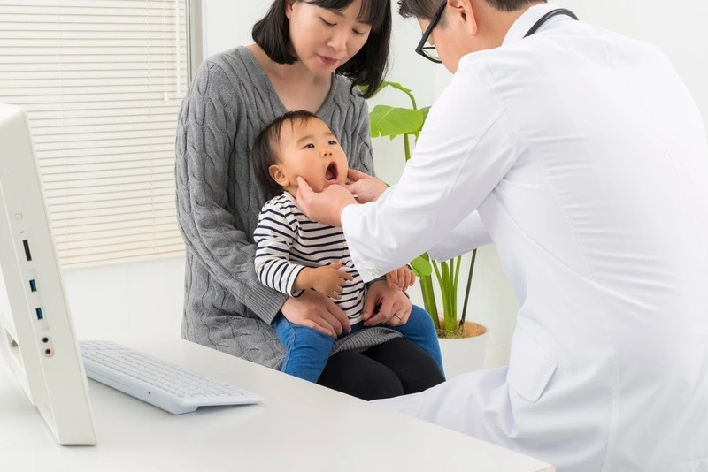 Trẻ em ăn vào là nôn khi nào đi khám