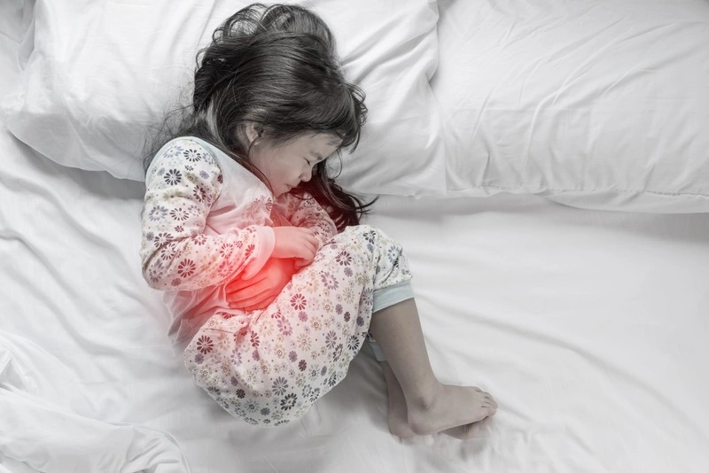 Bé bị đau bụng ói do đâu