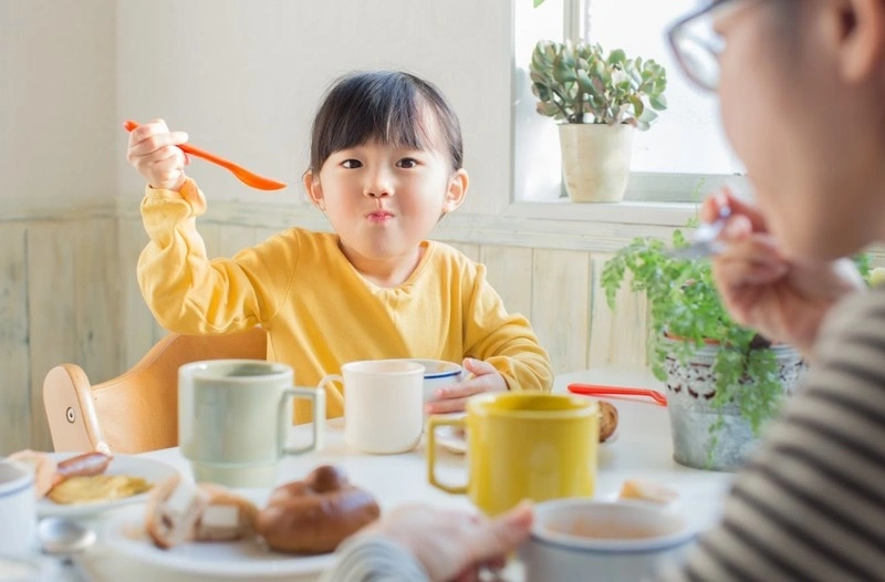 bé bị đau bụng quanh rốn từng cơn