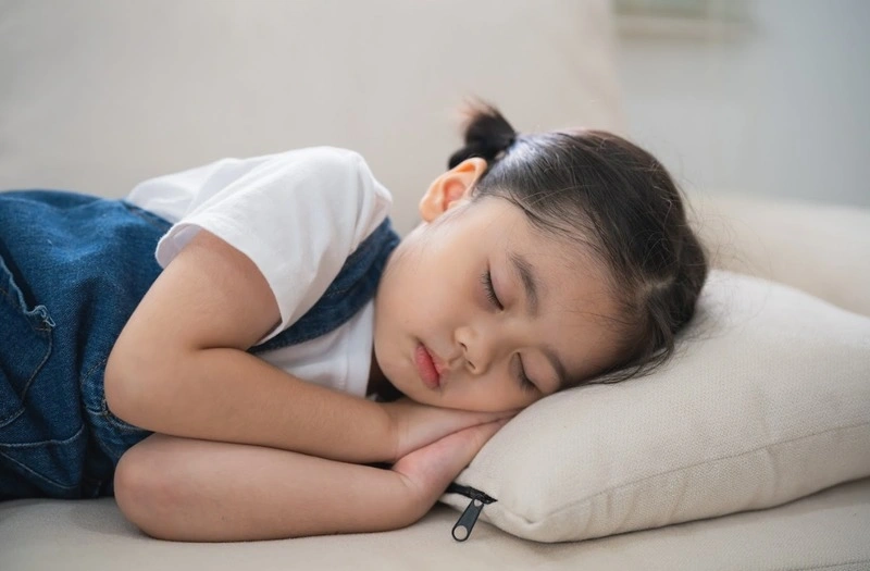 Trẻ bị nôn lúc nửa đêm do ăn quá no