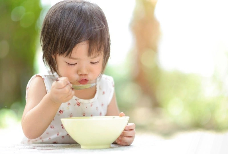 Trẻ 1 tuổi bị nôn về đêm do đâu
