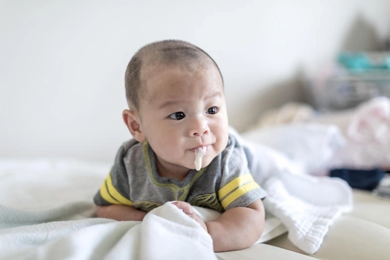 Làm gì khi trẻ bị nôn vào ban đêm