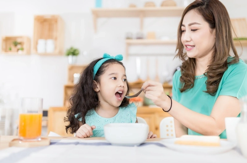 Dinh dưỡng hợp lý giúp phòng tránh trẻ 3 tuổi bị nôn về đêm do đầy bụng