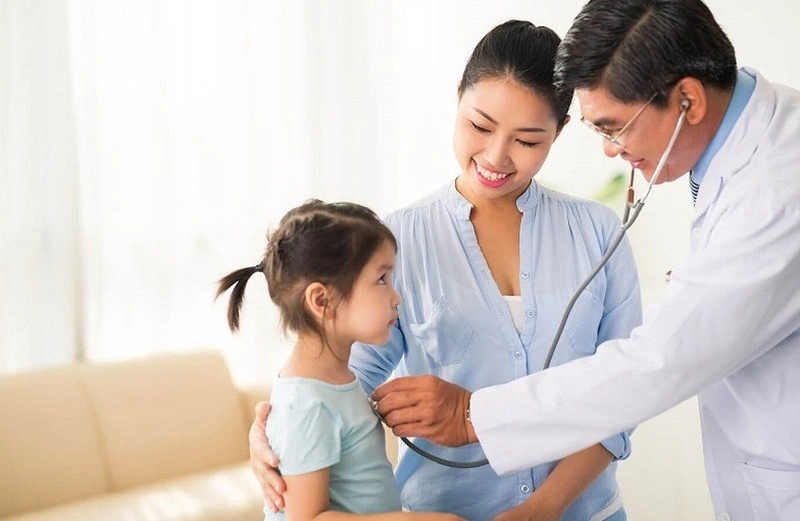 Trẻ bị nôn và đi ngoài khi nào nên đi khám