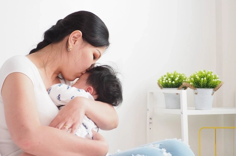 Trẻ sơ sinh bị ọc sữa lên mũi có sao không